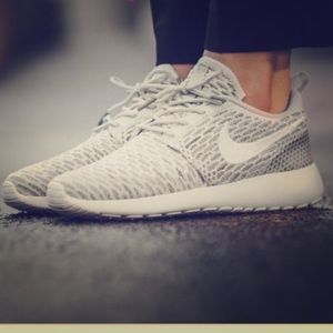 Grey Nike roshe flyknit